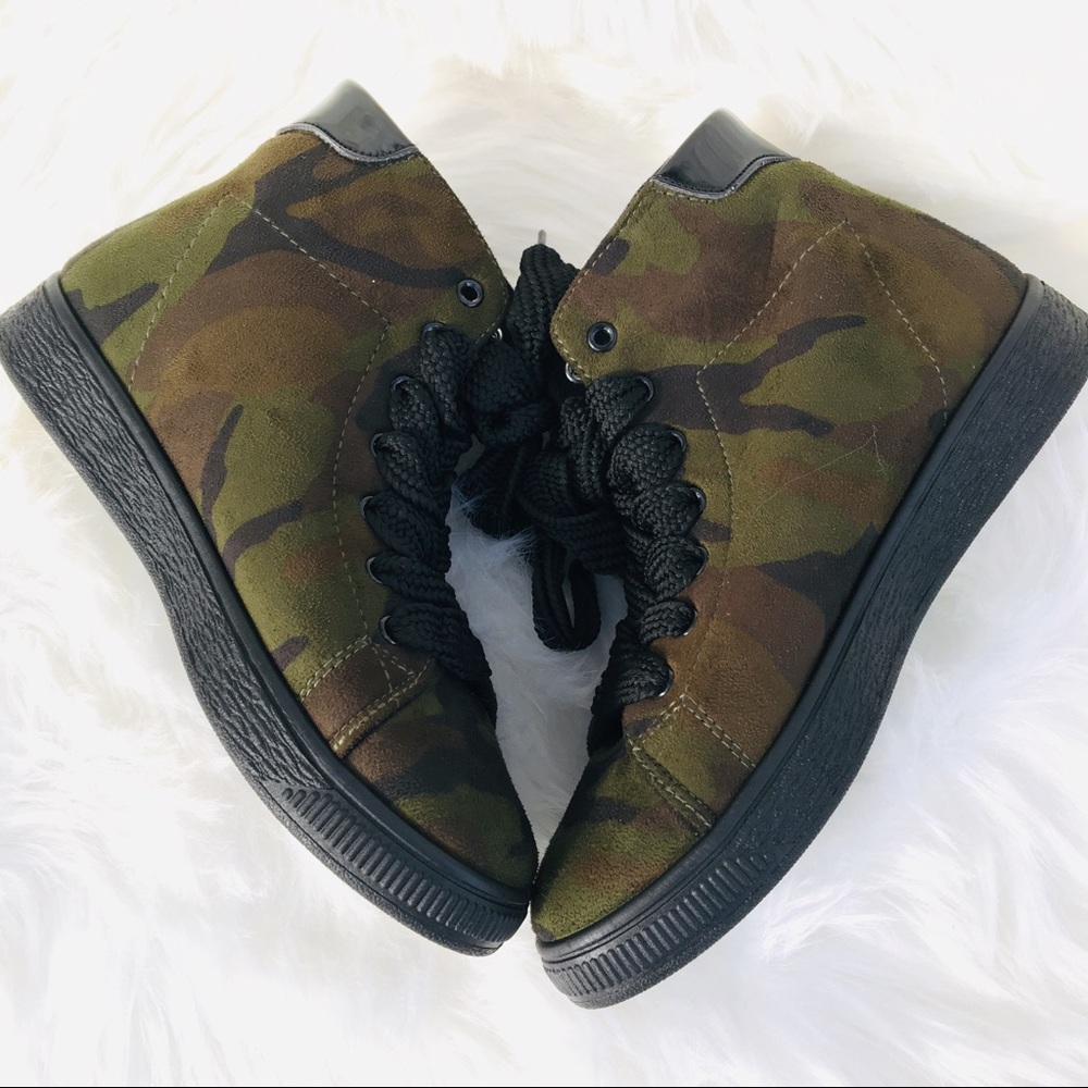 NWB Bamboo Camo sneakers size 8